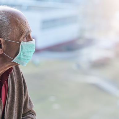 personne âgée avec masque