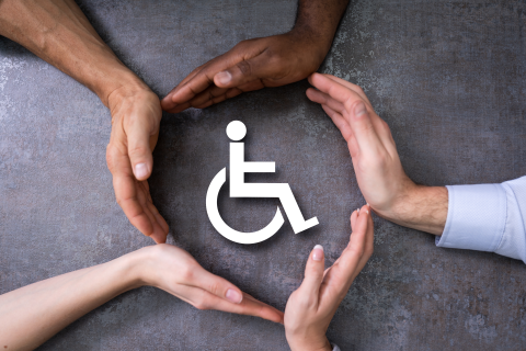 cercle de mains entourant un sigle de personne en fauteuil roulant