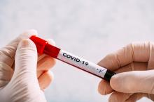 tube d'échantillon de sang avec écrit sur l'étiquette Covid-19